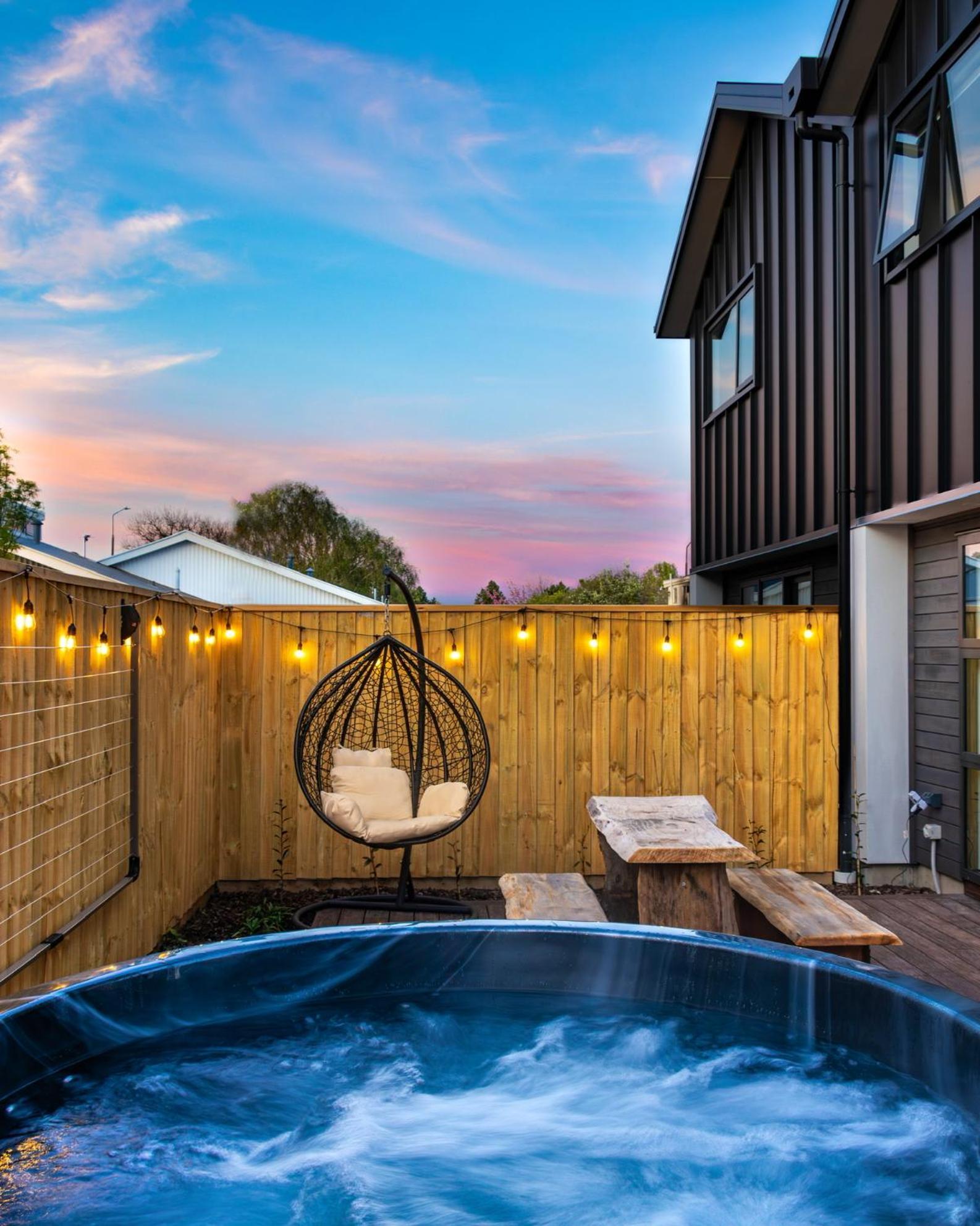 Cozy Retreat With Hot Tub Appartement Christchurch Buitenkant foto